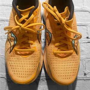 Saucony Jack Rabbit 7.5 Women’s Running Shoes.